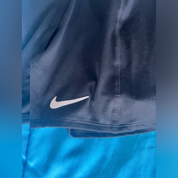 Nike women’s black Nike tennis skirt with white Nike swoosh - Picture 3 of 7